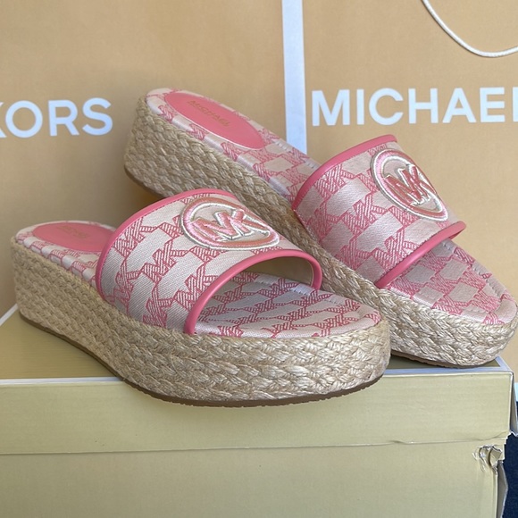 MICHAEL KORS SADLER WEDGE
MK OUTLINE JQD/EMB MK
TEA ROSE
49S3SDFA1Y
New - Picture 5 of 16